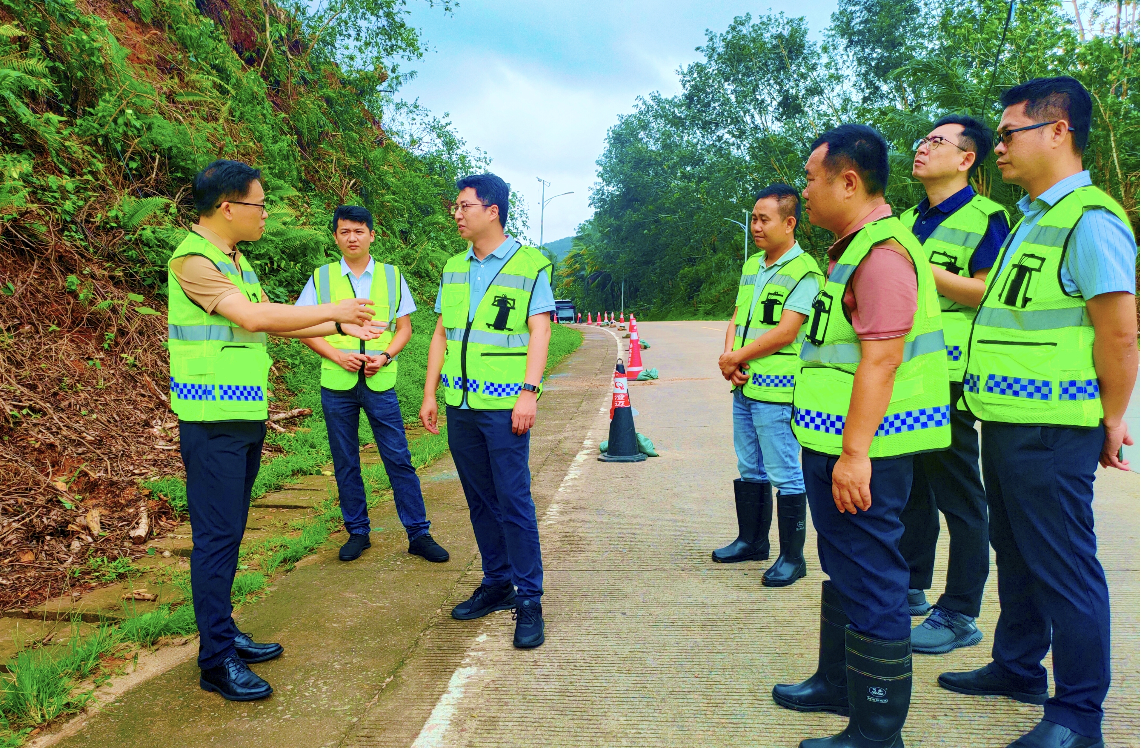 海南交投党委书记、董事长陈泰锋赴bevictor伟德官网养护公司万宁分公司调研指导台风“剑鱼”灾后恢复重修事情