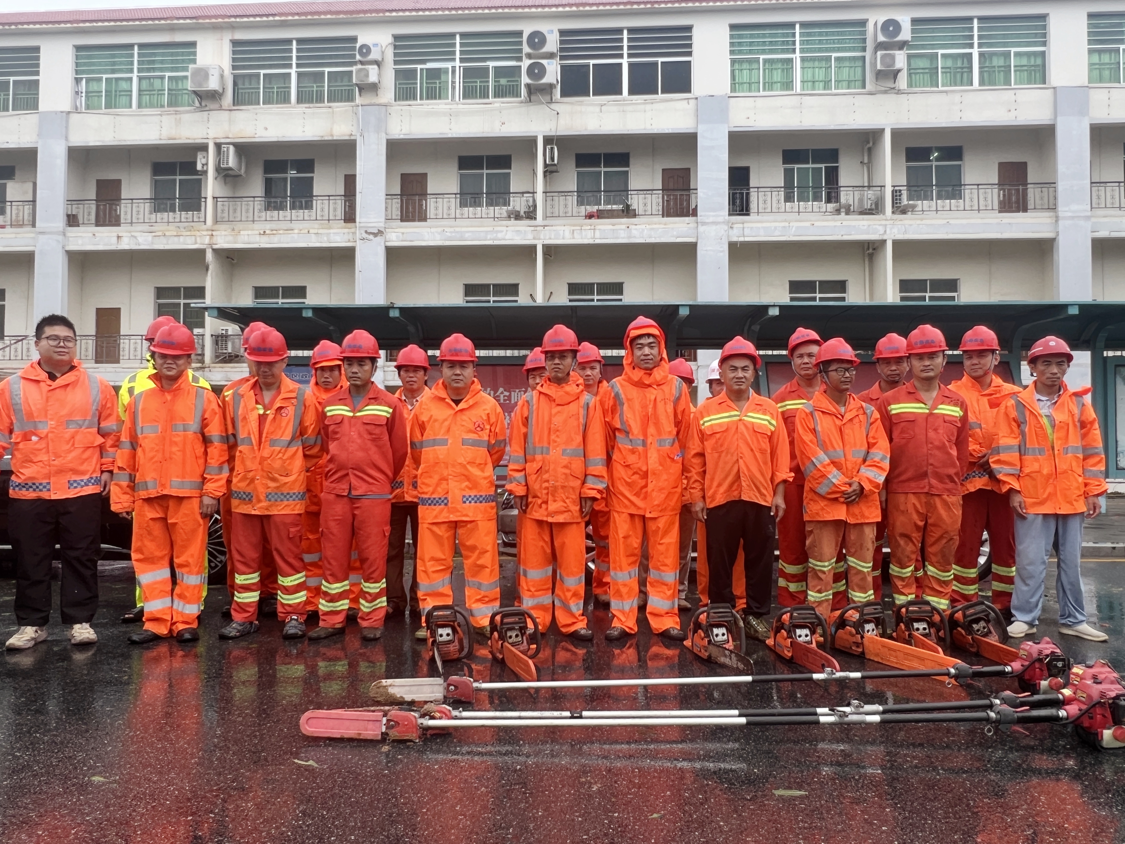 “路”力同心共克时艰 迅速驰援抢通保畅——bevictor伟德官网养护集结实力全力以赴支援三亚抢险救灾